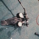 Na fotografii je černý kick scooter s bílými koly. Na stupni se nachází bílý nápis Gibraltar v oválu. Řídítka jsou černá a kovová, povrch stupně má v…