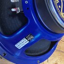 Modrý reproduktor s kovovým rámem a černou membránou. Na rámu je bílá nálepka s nápisy: Weber SPEAKERS 1279 MODEL 50z 75h 8 OHMS 30 WATTS DATE _ 3 4…