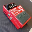 Červený kytarový efekt Loop Station RC-3 značky boss. Na horní straně jsou ovládací prvky, knoflík a nápisy INPUT A (MONO), INPUT B, OUTPUT A (MONO)…