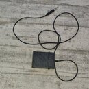 Černý sustain pedál s nápisem YAMAHA na horní straně. K pedálu vede černý kabel zakončený standardním jack konektorem. Povrch pedálu je rýhovaný, sta…