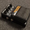 Kytarový efekt v černém provedení s povrchem imitujícím karbon. Na horní straně je nápis Distortion DF-7 Factory a logo DigiTech. Zařízení má čtyři o…