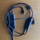 Černé sluchátka s mikrofonem a ovládacím prvkem na kabelu. Na zadní straně mikrofonu je nápis 0119 RMCE-BTZ made in China. Kabel končí dvěma zlatými…