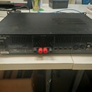 Černý rackový zesilovač s nápisem the t.amp E-400. Na zadním panelu jsou vstupy INPUT (CH.A, CH.B), výstupy OUTPUT a červené svorky pro připojení rep…