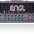 Černý kytarový zesilovač s mřížkou, na které je umístěno stříbrné logo ENGL. Na ovládacím panelu jsou nápisy LIMITED EDITION, HELL a řada popisků u p…