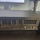 Černý rackový zesilovač s kovovým šasi a madlem na pravé straně. Na předním panelu je nápis GT1600FX a CHANNEL LEVELS, několik kontrolních LED diod s…