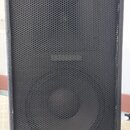 Černý reproduktor s kovovou mřížkou v celém předním prostoru. Ve spodní části je umístěno zlaté logo s nápisem RH SOUND. Povrch rámu vykazuje drobné…