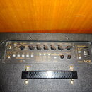 Horní panel kytarového komba značky VOX, model V20X Valvetronix. Panel obsahuje ovládací knoflíky pro Gain, Treble, Middle, Bass, Volume a Power Leve…
