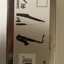 Fotografie zachycuje kartonovou krabičku s produktovou nálepkou. Na nálepce jsou uvedeny nápisy SM823E, TENOR SAX., Sib - Bb a T7, dále označení V16…