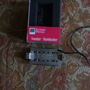 Na fotografii je kytarový snímač typu humbucker s kovovým krytem a připojenými vodiči. Na snímači je vyražen nápis „Seymour Duncan“ a pod ním menší t…