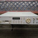 Bílý rackový MIDI sampler s nápisem AKAI professional MIDI STEREO DIGITAL SAMPLER S2000. Přední panel obsahuje floppy disketovou mechaniku, LCD displ…