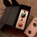Kytarový efekt v bílém kovovém šasi umístěný v černé papírové krabičce. Na horní straně je nápis NOISE KILLER a logo MODER, ovládací knoflík s popisk…