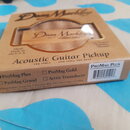 Kartonová krabice s nápisem Dean Markley a Acoustic Guitar Pickup. Na obalu jsou uvedeny možnosti ProMag Plus, ProMag Gold, ProMag Grand a Artist Tra…