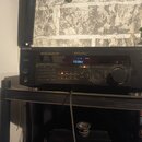 Černý AV receiver značky SONY s modrým displejem, na kterém je napsáno Video. Na předním panelu jsou viditelné nápisy Digital Audio/Video Control Cen…