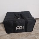Černá textilní přepravní taška s dvěma rukojtěmi a zipem. Na přední straně je šedé logo ve tvaru stylizovaného písmena M a svislý nápis MEINL. Povrch…