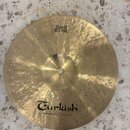 Kulatý mosazný činel s kmitavým povrchem a viditelnými hámrnými důlky. Na horní části je nápis 25cm10" SPLASH a ve spodní části logo Turkish s doplňk…