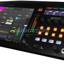 Černý digitální mixovací pult značky behringer s modelem WING. Zařízení má velký dotykový displej zobrazující nastavování vstupu KICK IN, několik řad…