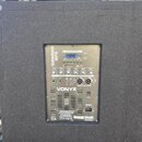 Černý subwoofer v potahové látce s integrovaným ovládacím panelem. Na panelu je nápis SMWBAIB MP3, logo VONYX a označení MEDIAPLAYER s Bluetooth symb…