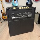 Zadní strana černého basového komba s nápisem Rumble LT25 a logem Fender Musical Instruments Corp. V horní části jsou umístěny ovládací prvky, vstup…