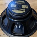 Černý reproduktor s kovovým rámem a montážním prubcem. Na horní štítku je žluté logo Fender a nápisy MUSICAL INSTRUMENT LOUDSPEAKER, SPECIALLY DESIGN…