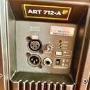 Detail zadávacího panelu reproduktoru s nápisem ART 712-A MK 4 na žlutém pozadí. Panel obsahuje dva konektory XLR, jeden jackový vstup a ovrtěv VOLUM…
