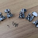 Šest kusů chromovaných ladících kolíků s kovovými knoflíky. Na některých je viditelný nápis "MADE IN JAPAN". K kolíkům patří šest malých šroubků. Vše…