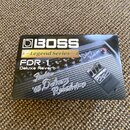 Fotografie zobrazuje kartonové balení efektového pedálu. Na krabici je bílý nápis BOSS, zlatý pruh s textem Legend Series a modelové označení FDR-1 D…