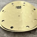 Dvě kulaté kovové činely zlaté barvy s otvory po obvodu. Na horním číneli je vidět logo MEINL a stylizované písmeno B. V dolní části horního čínela j…