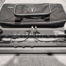 Černý kovový pedalboard s připevněným napájecím zdrojem a černým přepravním pouzdrem. Na pouzdře je bílé logo s nápisem SPACESHIP. Napájecí zdroj má…