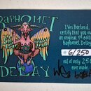 Karta s modrým pozadím, která slouží jako certifikát authenticity. Obsahuje ilustraci křídlaté postavy s rohy a nápisy „BAPHOMET DELAY“. Text vpravo…