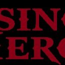 Na černém pozadí je červený nápis KISSINGER HEROES. Text je vyveden v dekorativním písmu s ostrými zakončeními některých písmen.