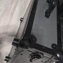 Černý transportní kufr z tvrdého materiálu s kovovými hranami a rohovými ochránkami. Má integrovanou plastovou rukojeť a zapínací zámek na čele. Povr…