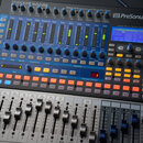 Digitální mixážní pult PreSonus STUDIOLIVE 16.0.2 USB. Zařízení má modré ovládací prvky, digitální displej s modrým podsvícením a řadu posuvníků v do…