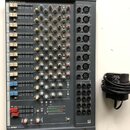 Šedý míchací pult s nápisem Soundcraft v levém horním rohu a SPIRIT FOLIO v levém dolním rohu. Zařízení obsahuje řadu faderů, otočných knoflíků v bíl…