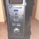 Černý aktivní reproduktor s plastovým šasi a dvěma úchopy. Na zadním panelu je nápis Electro-Voice, model ELX200 a logo Ev. Panel obsahuje ovládací p…