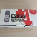 Krabice s produktem, na které je zobrazen stříbrný kondenzátorový mikrofon. Na obalu jsou viditelné nápisy Superlux, E205U a USB CONDENSER MICROPHONE…