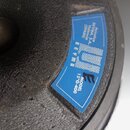 Detailní záběr na černý reproduktor s modrou nálepkou. Na nálepce je uveden nápis Acústica BEYMA, S.A. Valencia (SPAIN), logo BEYMA a označení MODEL…