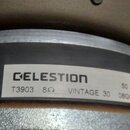 Detailní záběr na bílou nálepku s černým textem nalepenou na šedém rámu reproduktoru. Na nálepce je uveden nápis CELESTION a údaje T3903 8Ω VINTAGE 3…
