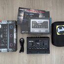 Sada obsahuje kytarový zesilovač v černé barvě s nápisy AMP 1 a BluGuitar, krabici, manuály v češtině a angličtině, napájecí kabel a černý přepravní…