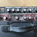 Kytarový kombo zesilovač s nápisem CUBE 40XL COSM. Přední panel obsahuje ovládací prvky pro Equalizer (Bass, Middle, Treble), EFX, Delay/Looper a Rev…