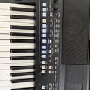 Černý digitální klavír značky YAMAHA s bílými a černými klávesami. Nástroj disponuje řadou tlačítek, posuvníky a ovládacími knoflíky s nápisy jako MA…