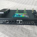 Černý kytarový procesor HeadRush MX5 s displejem a třemi stomačními spínači. Na boku je nápis HEADRUSH MX5 a pod ním text PATENT PENDING. Zadní panel…