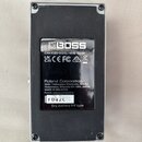 Zadní strana černého efektového pedálu s kovovým šasi. Uprostřed je nalepený štítek s logem BOSS a nápisy CAN ICES-003(B)/NMB-003(B), Roland Corporat…