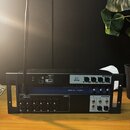 Černý rackový digitální mixážní pult s připojenou anténou. Na předním panelu je bílý nápis Soundcraft Ui16 a loga lexicon, dbx a DigiTech. V horní čá…