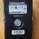 Spodní strana černého kytarového efektu s čtyřmi gumovými nožičkami. Na bílé nálepce je uveden nápis tc electronic, DESIGNED IN DENMARK a označení BA…
