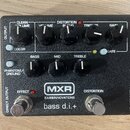 Černý kytarový pedál s nápisy MXR, BASSINNOVATIONS a bass d.i.+. Zařízení má pět otočných ovládacích prvků s popisky COLOR, CLEAN VOLUME, BASS, MID,…