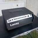 Kytarové kombo s černým textilním potahem a stříbrným ovládacím panelem. Na přední straně je bílý nápis Laney a řada ovládacích knoflíků. Na panelu j…