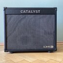 Černý kytarový kombo zesilovač s látkovou maskou reproduktoru. V horní části je bílý nápis CATALYST a v pravém dolním rohu se nachází logo LINE 6. Ná…