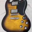 Elektrická kytara s tělem v žlutě-černé barvě (sunburst) a výraznou strukturou dřeva. Má černý plech, dva humbuckery s kovovými kryty a čtyři ovládac…