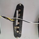 Tři černé snímače k elektrické kytáře s viditelnými magnetickými póly. Na každém snímači je bílá nálepka s textem: vlevo PTP109...C86S+PU42-820, upro…