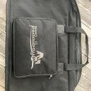 Černý textilní přepravní kufr s rukojetí. Na přední kapse je bílý nápis „Palmer pedalbay go“ doprovázený grafickým symbolem. Povrch materiálu je v do…